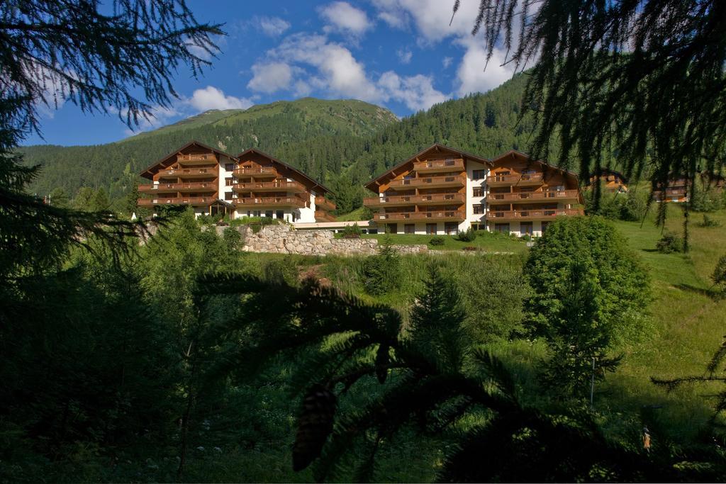 Apartments Castle Goms Bagian luar foto